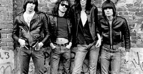  Blitzkrieg Bop: Energinen ja Raivoisa Hymni Punk Rockin Alkuajoista